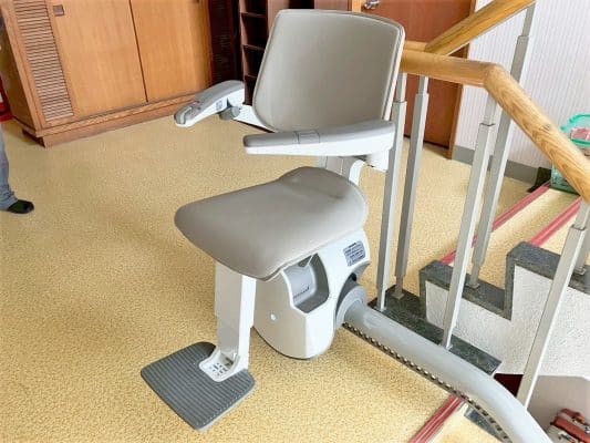 いす式階段昇降機、階段リフト、福祉用具