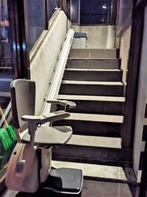 階段昇降機　上階自動回転タイプ