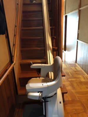 屋内直線型階段昇降機（上階手動回転タイプ）