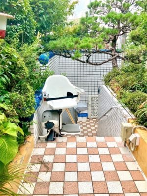 大阪府箕面市の屋外真っすぐの階段に階段昇降機(階段リフト)を1台設置致しました!【設置事例】 3 福祉用具、階段リフト、階段昇降機