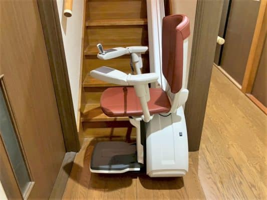 岩手県北上市の屋内真っすぐの階段に操作が簡単な階段昇降機(階段リフト)を1台設置致しました!【設置事例】 2 階段昇降機、階段リフト、福祉用具