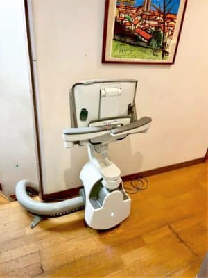 大阪府大阪市の屋内曲がりの階段に階段昇降機(階段リフト)を1台設置致しました!【設置事例】 5 階段昇降機、階段リフト、福祉用具