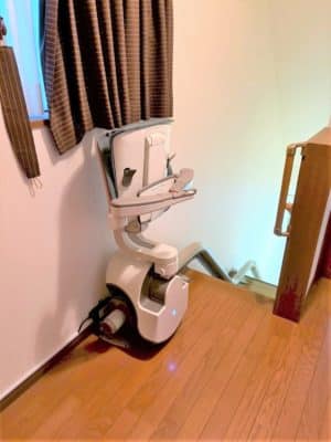 大阪府大阪市の屋内曲がりの階段に階段昇降機(階段リフト)を1台設置致しました!【設置事例】 5 階段昇降機、階段リフト、福祉用具