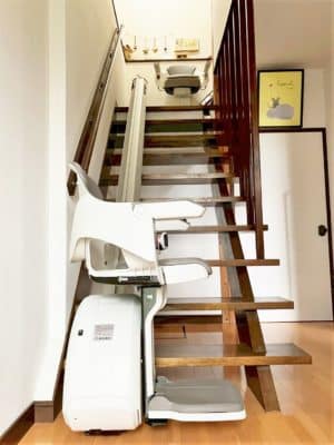 大分県別府市の屋内真っすぐの階段に階段昇降機(階段リフト)を1台設置致しました!【設置事例】 2 階段昇降機、階段リフト、福祉用具