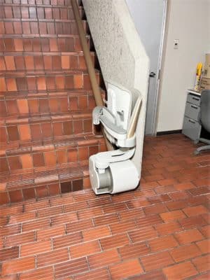 岐阜県高山市の屋内曲がりの階段に階段昇降機(階段リフト)を設置1台致しました!【設置事例】 3 階段昇降機、階段リフト、福祉用具