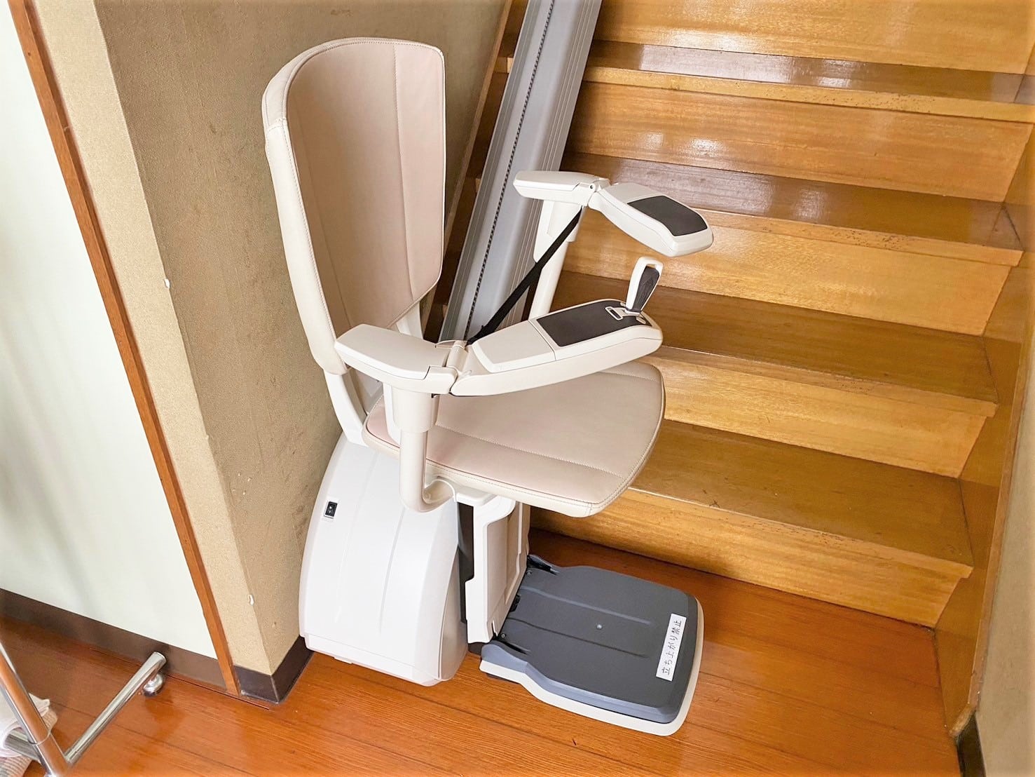 岩手県北上市の屋内真っすぐの階段に階段昇降機（階段リフト）を設置