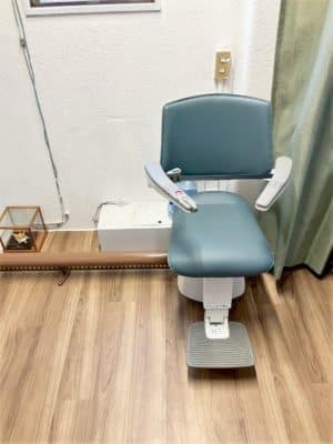 大阪府大阪市の屋内曲がりの階段に階段昇降機(階段リフト)を1台設置致しました!【設置事例】 4 階段昇降機、階段リフト、福祉用具