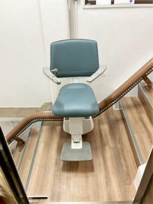 大阪府大阪市の屋内曲がりの階段に階段昇降機(階段リフト)を1台設置致しました!【設置事例】 2 階段昇降機、階段リフト、福祉用具