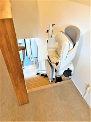 奈良県生駒市の屋内真っすぐの階段に階段昇降機(階段リフト)を1台設置致しました!【設置事例】 5 階段昇降機、階段リフト、福祉用具