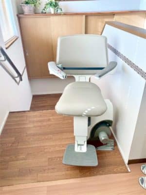 京都府京都市の屋内曲がりの階段に階段昇降機(階段リフト)を1台設置致しました!【設置事例】 4 階段昇降機、階段リフト、福祉用具