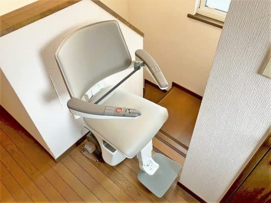 秋田県秋田市の屋内曲がりの階段に階段昇降機(階段リフト)を1台設置致しました!【設置事例】 3 階段昇降機、階段リフト、福祉用具