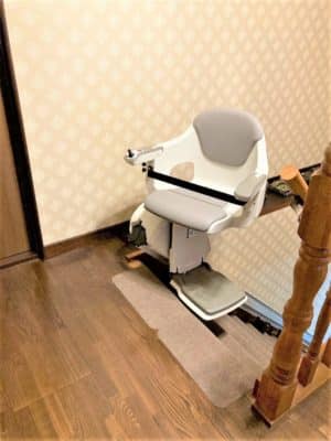 大阪府東大阪市の屋内真っすぐの階段に階段昇降機(階段リフト)を1台設置致しました!【設置事例】 4 階段昇降機、階段リフト、福祉用具