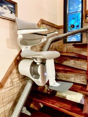 和歌山県田辺市の屋内曲がりの階段に階段昇降機(階段リフト)を1台設置致しました!【設置事例】 3 階段昇降機、階段リフト、福祉用具