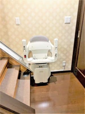 大阪府東大阪市の屋内真っすぐの階段に階段昇降機(階段リフト)を1台設置致しました!【設置事例】 1 階段昇降機、階段リフト、福祉用具