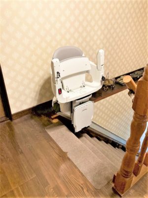 大阪府東大阪市の屋内真っすぐの階段に階段昇降機(階段リフト)を1台設置致しました!【設置事例】 5 階段昇降機、階段リフト、福祉用具