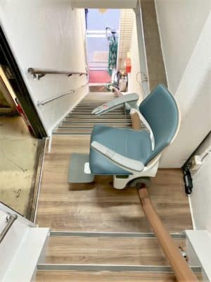 大阪府大阪市の屋内曲がりの階段に階段昇降機(階段リフト)を1台設置致しました!【設置事例】 3 階段昇降機、階段リフト、福祉用具