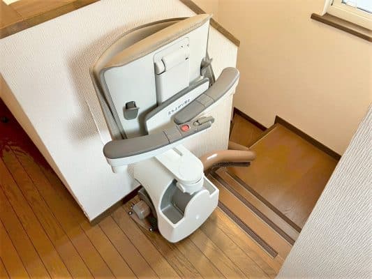 秋田県秋田市の屋内曲がりの階段に階段昇降機(階段リフト)を1台設置致しました!【設置事例】 4 階段昇降機、階段リフト、福祉用具