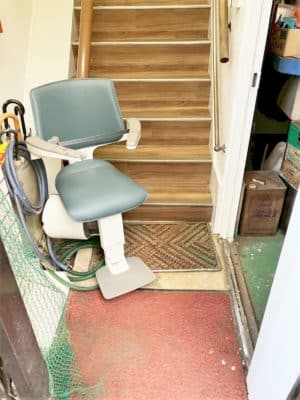 大阪府大阪市の屋内曲がりの階段に階段昇降機(階段リフト)を1台設置致しました!【設置事例】 1 階段昇降機、階段リフト、福祉用具