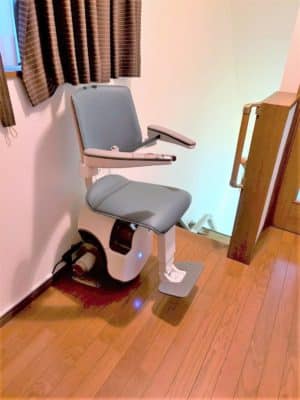 大阪府大阪市の屋内曲がりの階段に階段昇降機(階段リフト)を1台設置致しました!【設置事例】 4 階段昇降機、階段リフト、福祉用具