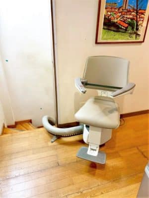 大阪府大阪市の屋内曲がりの階段に階段昇降機(階段リフト)を1台設置致しました!【設置事例】 4 階段昇降機、階段リフト、福祉用具