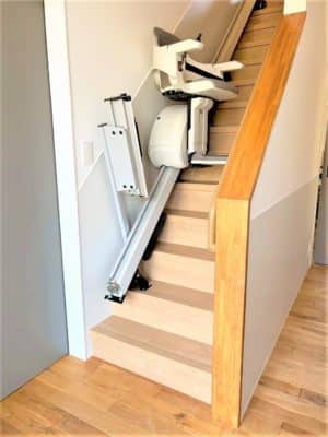 奈良県生駒市の屋内真っすぐの階段に階段昇降機(階段リフト)を1台設置致しました!【設置事例】 3 階段昇降機、階段リフト、福祉用具