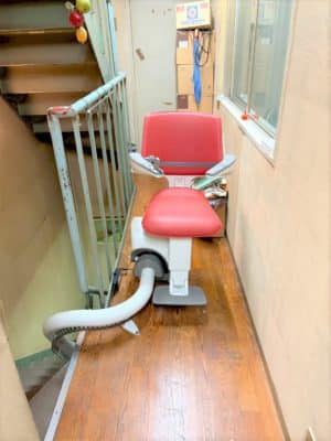 大阪府大阪市の屋内曲がりの階段に階段昇降機(階段リフト)を1台設置致しました!【設置事例】 4 階段昇降機、階段リフト、福祉用具