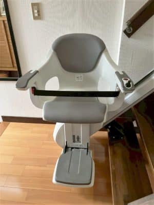 大分県別府市の屋内真っすぐの階段に階段昇降機(階段リフト)を1台設置致しました!【設置事例】 1 階段昇降機、階段リフト、福祉用具