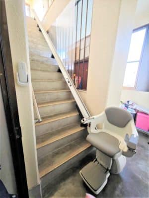 兵庫県淡路市の屋内真っすぐの階段に階段昇降機(階段リフト)を1台設置致しました!【設置事例】 2 階段昇降機、階段リフト、福祉用具