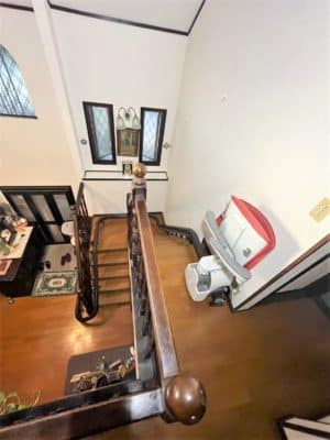 愛知県知多郡の屋内曲がりの階段に階段昇降機(階段リフト)を設置1台致しました!【設置事例】 3 階段昇降機、階段リフト、福祉用具