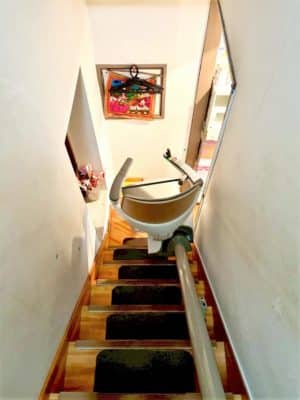 大阪府大阪市の屋内曲がりの階段に階段昇降機(階段リフト)を1台設置致しました!【設置事例】 3 階段昇降機、階段リフト、福祉用具
