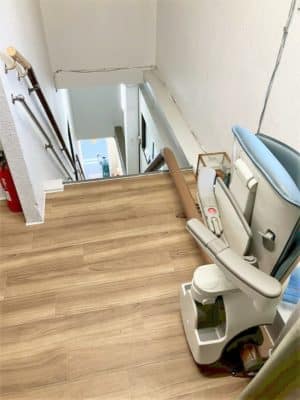 大阪府大阪市の屋内曲がりの階段に階段昇降機(階段リフト)を1台設置致しました!【設置事例】 5 階段昇降機、階段リフト、福祉用具