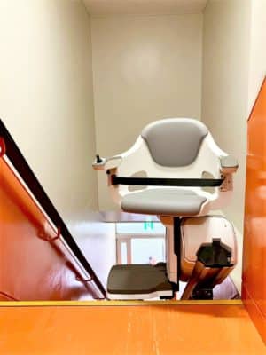 大阪府大阪市の屋内真っすぐの階段に階段昇降機(階段リフト)を1台設置致しました!【設置事例】 4 階段昇降機、階段リフト、福祉用具