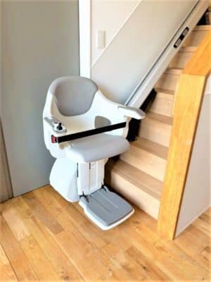 奈良県生駒市の屋内真っすぐの階段に階段昇降機(階段リフト)を1台設置致しました!【設置事例】 2 階段昇降機、階段リフト、福祉用具