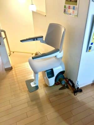 徳島県板野郡の屋内曲がりの階段に階段昇降機(階段リフト)を1台設置致しました!【設置事例】 4 階段昇降機、階段リフト、福祉用具