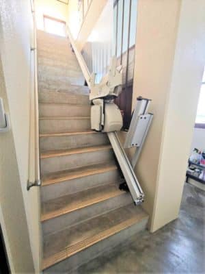 兵庫県淡路市の屋内真っすぐの階段に階段昇降機(階段リフト)を1台設置致しました!【設置事例】 3 階段昇降機、階段リフト、福祉用具