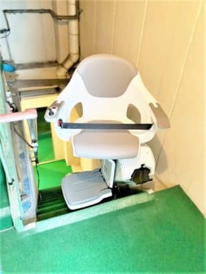 京都府京都市の屋内真っすぐの階段に階段昇降機(階段リフト)を1台設置致しました!【設置事例】 4 階段昇降機、階段リフト、福祉用具