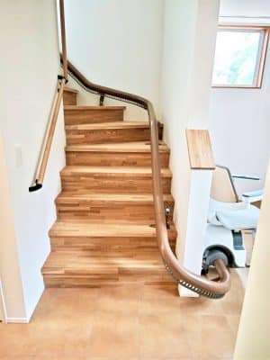 岡山県岡山市の屋内曲がりの階段に階段昇降機(階段リフト)を1台設置致しました!【設置事例】 3 階段昇降機、階段リフト、福祉用具