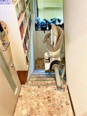 大阪府大阪市の屋内曲がりの階段に階段昇降機(階段リフト)を1台設置致しました!【設置事例】 4 階段昇降機、階段リフト、福祉用具