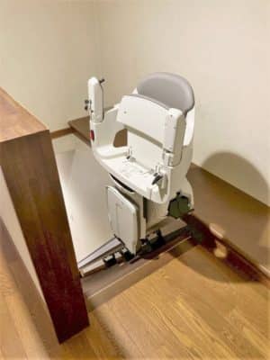 大阪府羽曳野市の屋内真っすぐの階段に階段昇降機(階段リフト)を1台設置致しました!【設置事例】 5 階段昇降機、階段リフト、福祉用具