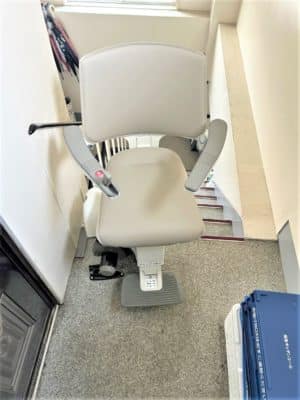 大阪府芦屋市の屋内曲がりの階段に階段昇降機(階段リフト)を1台設置致しました!【設置事例】 4 階段昇降機、階段リスト、福祉用具