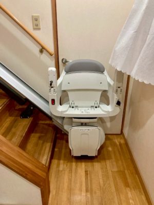 大阪府摂津市の屋内真っすぐの階段に階段昇降機(階段リフト)を1台設置致しました!【設置事例】 2 階段昇降機、階段リフト、福祉用具