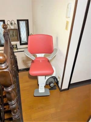 愛知県知多郡の屋内曲がりの階段に階段昇降機(階段リフト)を設置1台致しました!【設置事例】 4 階段昇降機、階段リフト、福祉用具