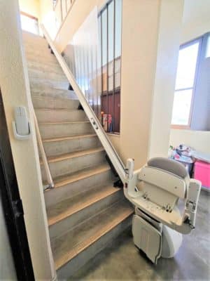 兵庫県淡路市の屋内真っすぐの階段に階段昇降機(階段リフト)を1台設置致しました!【設置事例】 1 階段昇降機、階段リフト、福祉用具