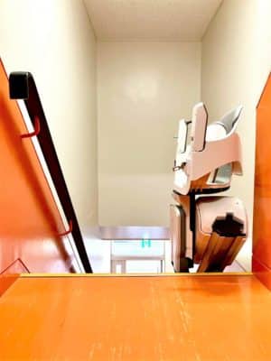大阪府大阪市の屋内真っすぐの階段に階段昇降機(階段リフト)を1台設置致しました!【設置事例】 5 階段昇降機、階段リフト、福祉用具