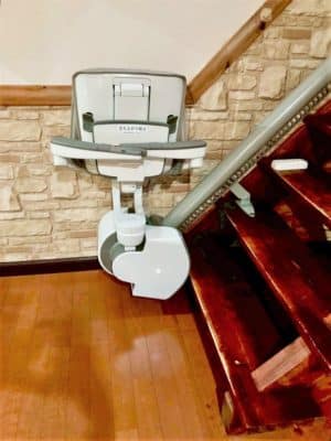 和歌山県田辺市の屋内曲がりの階段に階段昇降機(階段リフト)を1台設置致しました!【設置事例】 1 階段昇降機、階段リフト、福祉用具