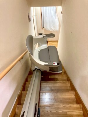 大阪府摂津市の屋内真っすぐの階段に階段昇降機(階段リフト)を1台設置致しました!【設置事例】 3 階段昇降機、階段リフト、福祉用具