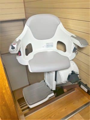 大阪府豊中市の屋内真っすぐの階段に階段昇降機(階段リフト)を1台設置致しました!【設置事例】 3 階段昇降機、階段リフト、ステアリフト、福祉用具