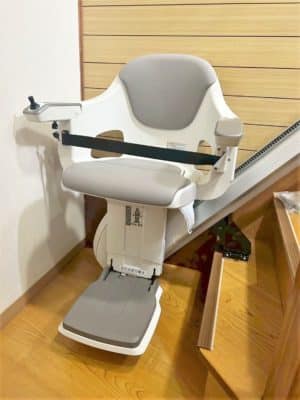 大阪府豊中市の屋内真っすぐの階段に階段昇降機(階段リフト)を1台設置致しました!【設置事例】 2 階段昇降機、階段リフト、ステアリフト、福祉用具