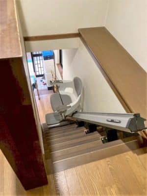 大阪府羽曳野市の屋内真っすぐの階段に階段昇降機(階段リフト)を1台設置致しました!【設置事例】 3 階段昇降機、階段リフト、福祉用具
