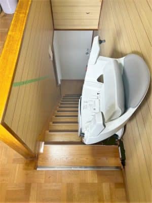 大阪府豊中市の屋内真っすぐの階段に階段昇降機(階段リフト)を1台設置致しました!【設置事例】 5 階段昇降機、階段リフト、ステアリフト、福祉用具